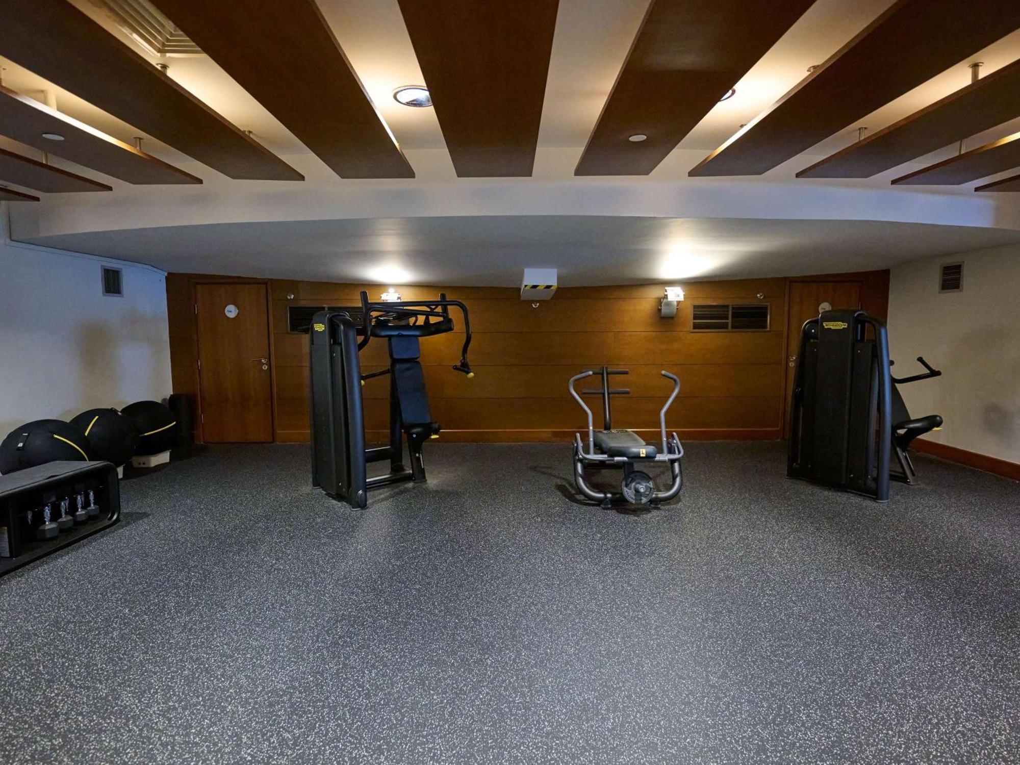 Swissotel The Stamford Khách sạn 5*