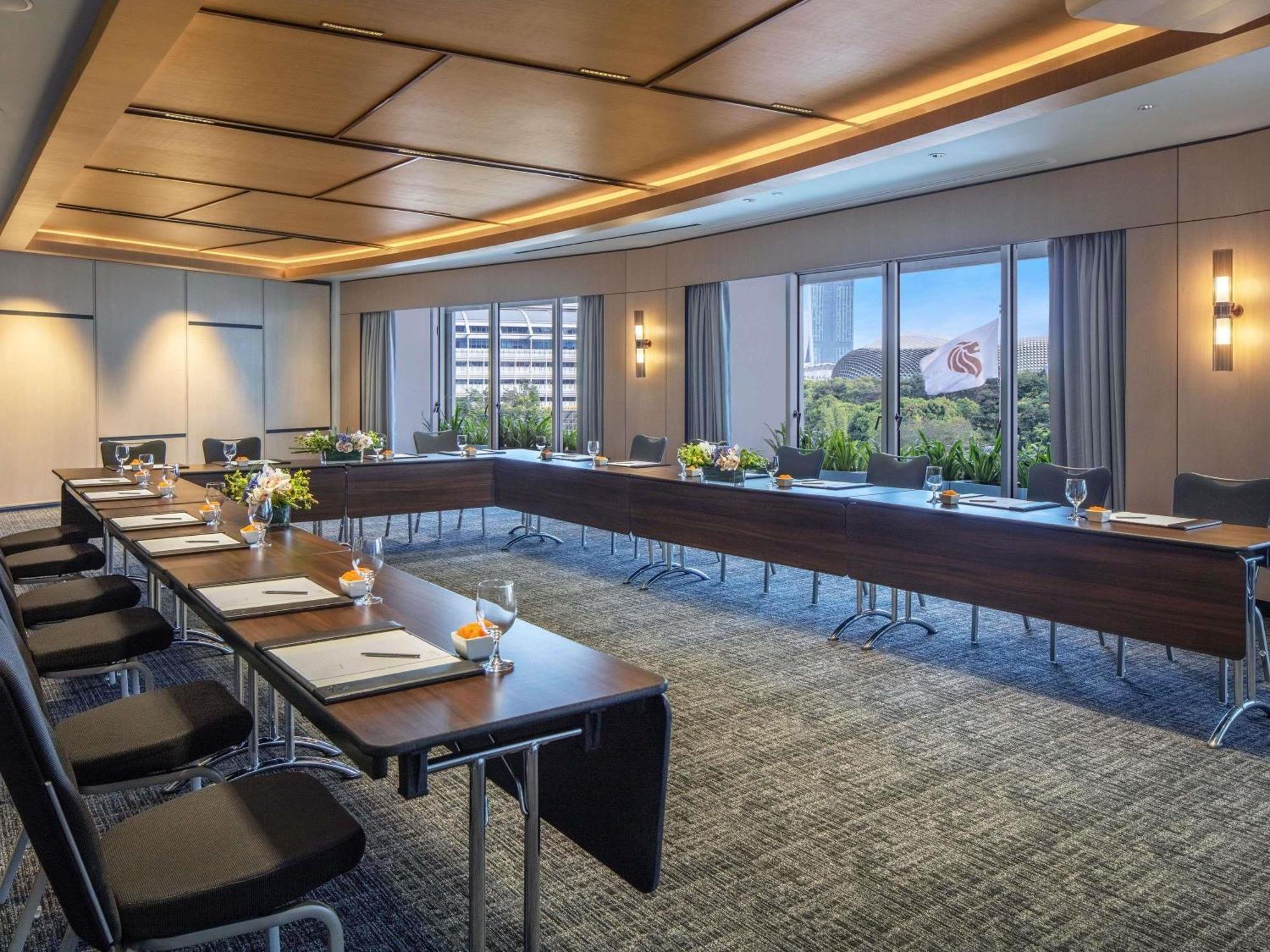 Swissotel The Stamford Khách sạn 5*