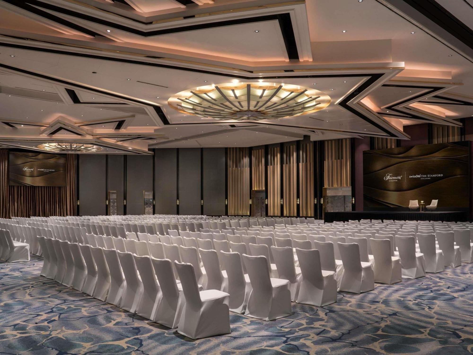 Swissotel The Stamford Khách sạn 5*