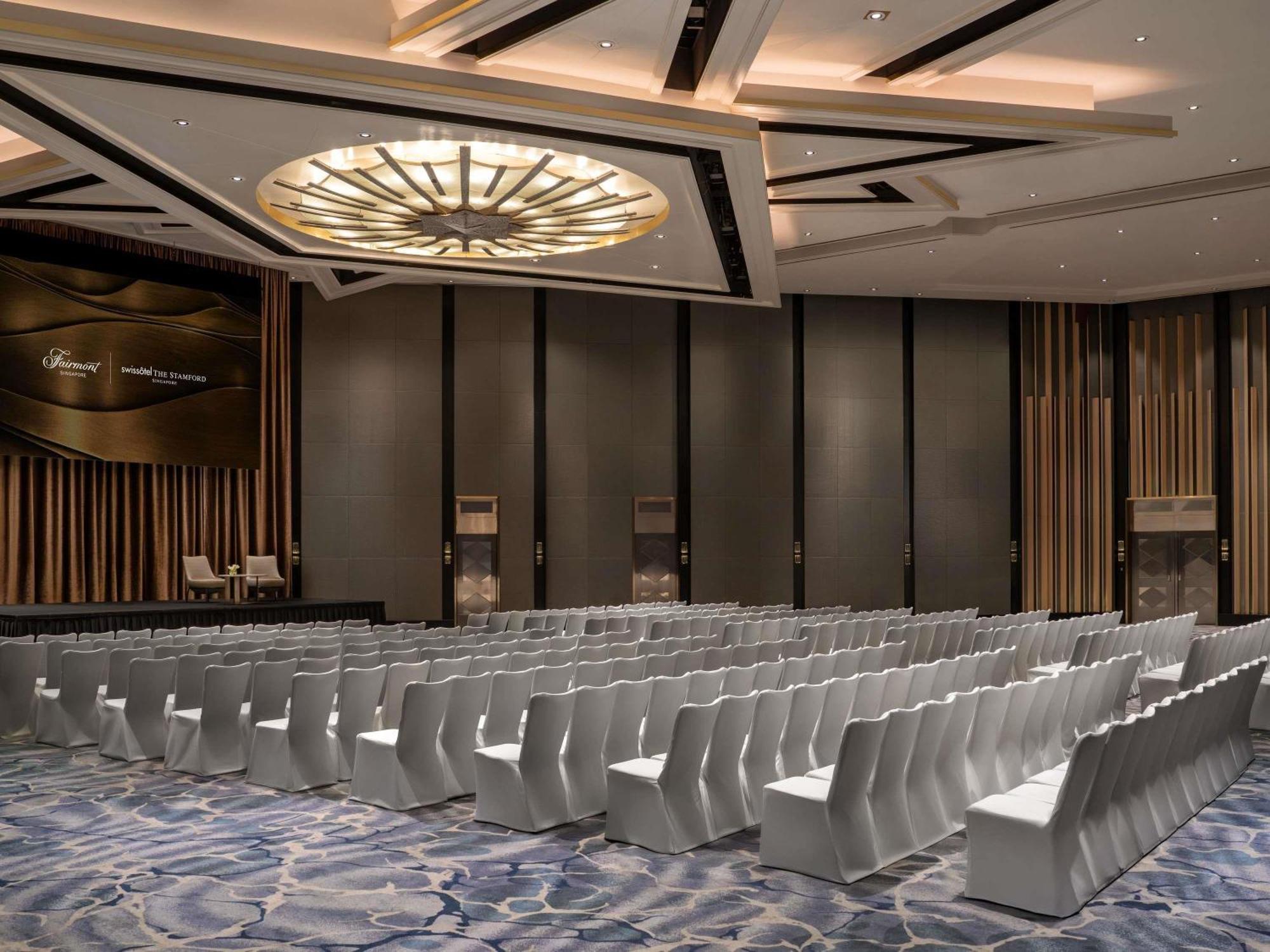 Swissotel The Stamford Khách sạn 5*
