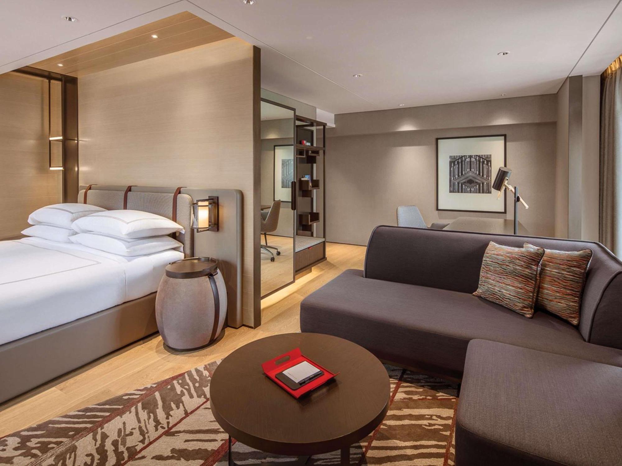 Swissotel The Stamford Khách sạn 5*