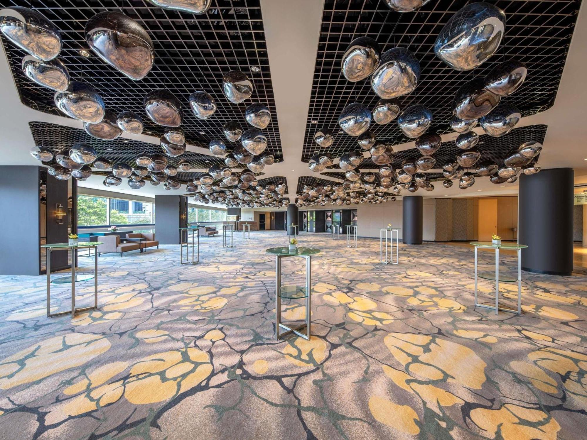 Swissotel The Stamford Khách sạn 5*