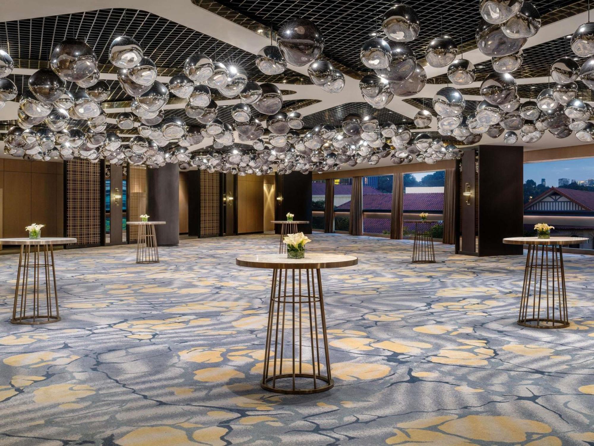 Khách sạn Swissotel The Stamford 5*