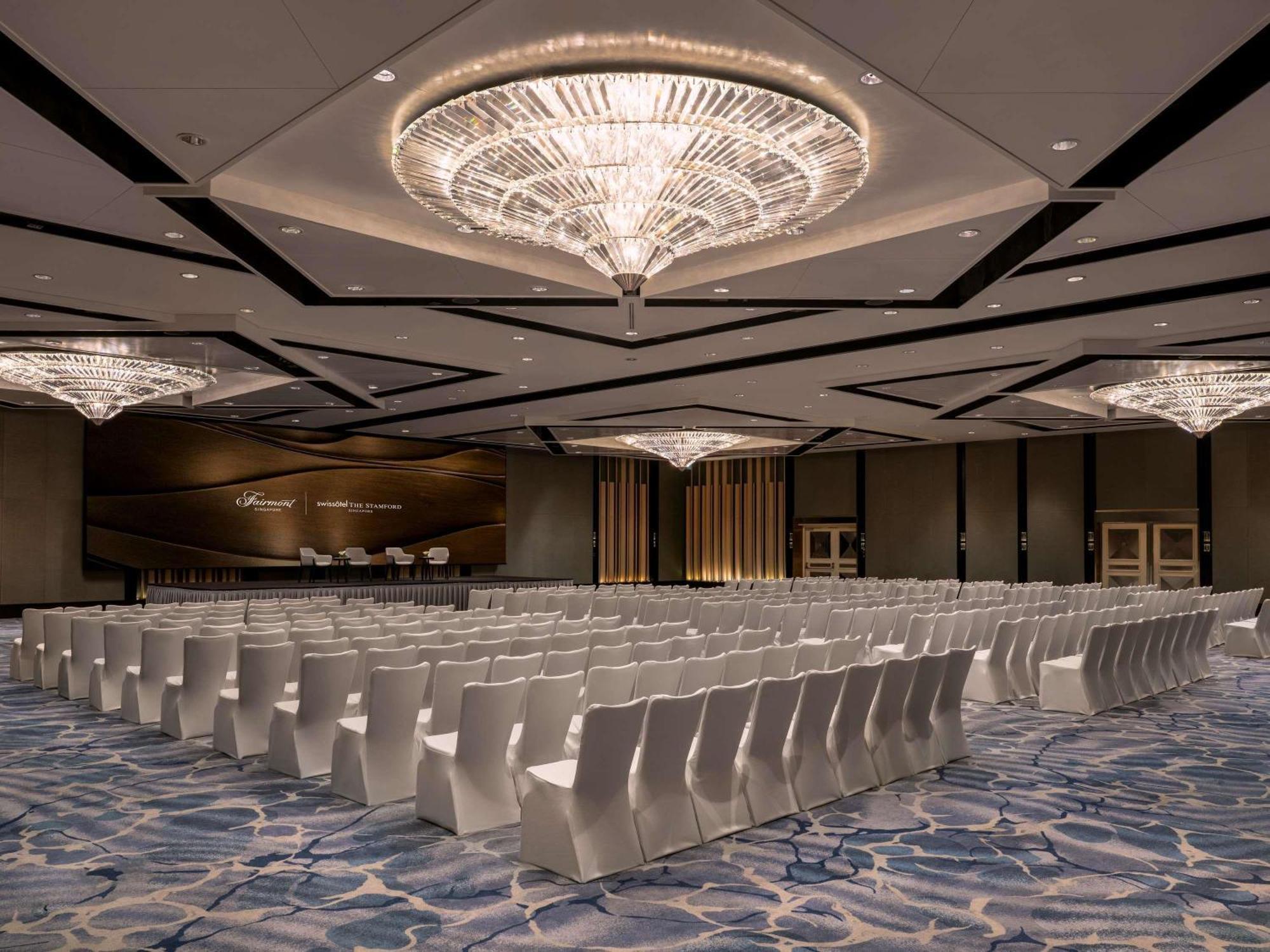 Swissotel The Stamford Khách sạn 5*