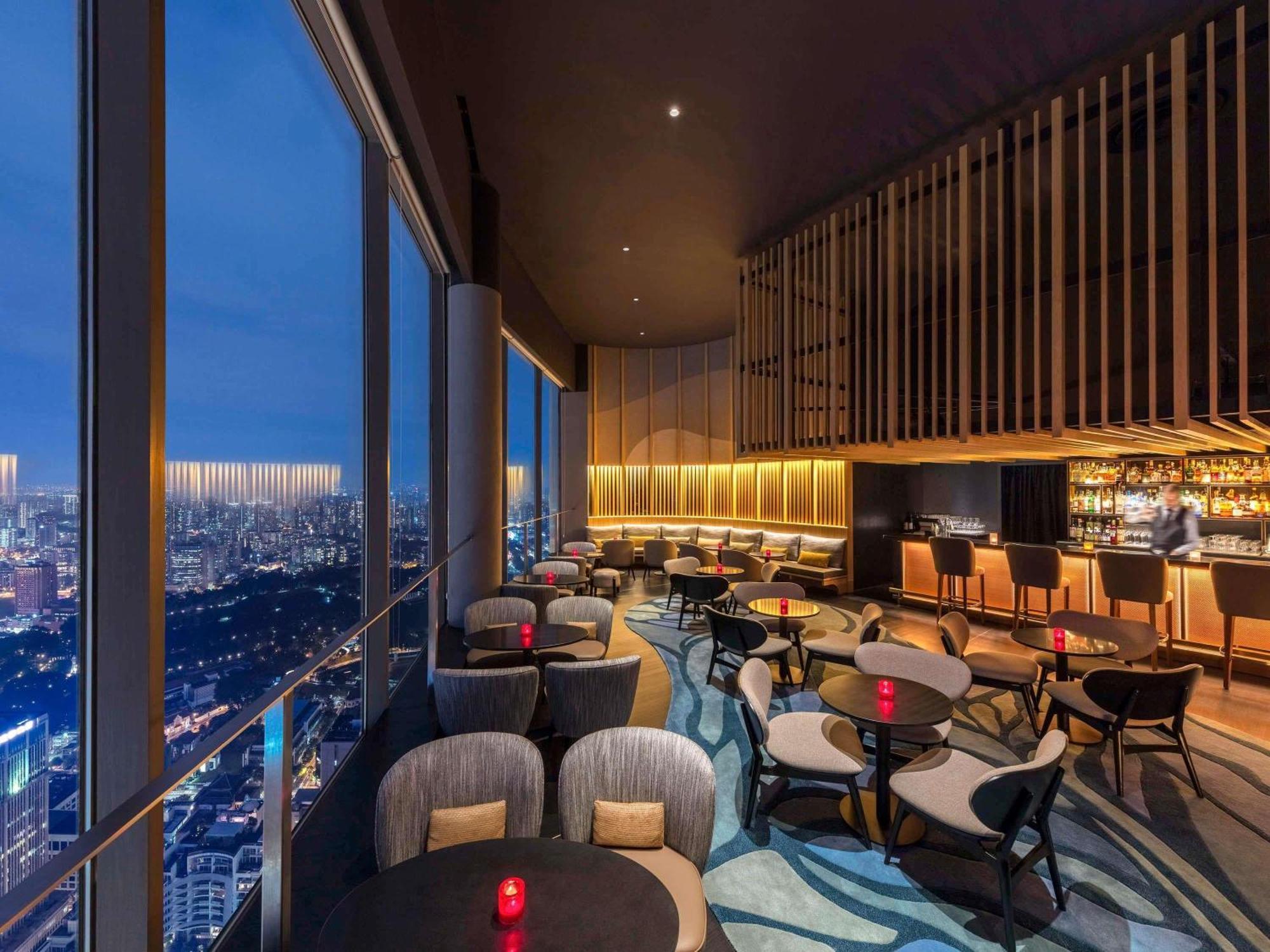 Swissotel The Stamford Khách sạn 5*